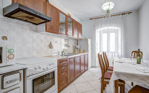Branko: Meubles, Cabinetry, Table, Comptoir, Chaise, Bâtiment, Cuisinière, Bois, Éclairage, Tiroir