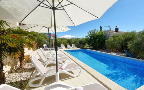 Villa Malu Sun i: L'Eau, Plante, Propriété, Bâtiment, Meubles, Piscine, Ombre, Mobilier De Jardin, Arbre, Parapluie