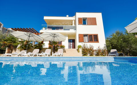 Villa Malu Sun i: L'Eau, Ciel, Bâtiment, Bleu, Plante, Bleu Azur, Fenêtre, Maison, Arbre, Loisir