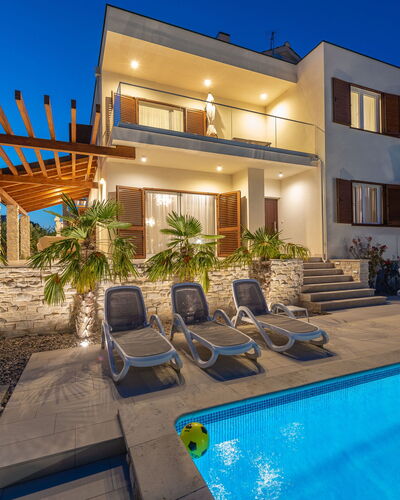 Villa Malu Sun i: Propriété, Maison, Bâtiment, Immobilier, Piscine, Domicile, Architecture, Biens, Villa, Zone Résidentielle