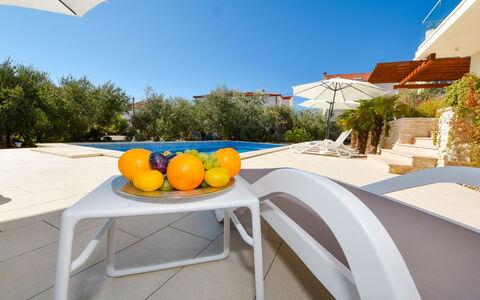 Malu Sun Ii: Ciel, Table, Lumière, Plante, Aliments, Bâtiment, Bleu Azur, Arbre, Mobilier De Jardin, Ombre