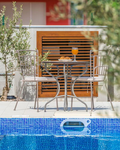Malu Sun Ii: Piscine, Propriété, Domicile, Loisir, Maison, Chaise Pliante, Meubles, Chaise, Pièce, Immobilier