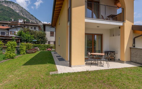 Risi: Plante, Ciel, Bâtiment, Propriété, Ombre, Nuage, Fenêtre, Lot Terre, Zone Résidentielle, Herbe