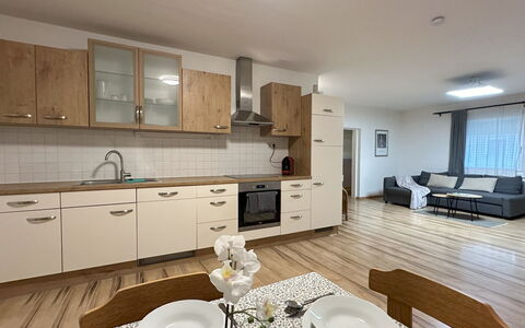 Romy: Cabinetry, Meubles, Évier, Evier, Propriété, Robinet, Comptoir, Table, Cuisine, Bâtiment