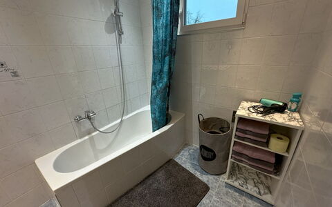 Romy: Baignoire, Propriété, Fenêtre, Luminaire Plomberie, Robinet, Salle De Bains, Design Intérieur, Sol, Sol, Tete De Douche