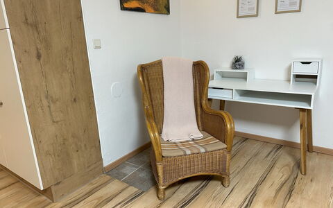Romy: Propriété, Meubles, Cadre, Chaise, Bois, Confort, Design Intérieur, Sol, Sol, Bâtiment