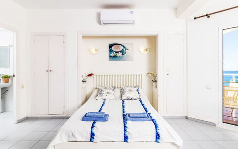 Neptune: Meubles, Chambre, Design Intérieur, Lit, Sol, Sol, Bois, Appartement, Literie, Drap De Lit
