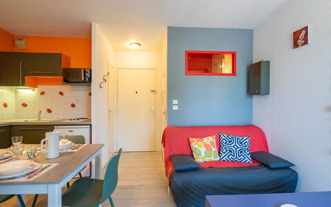 Bleu Marine: Meubles, Propriété, Table, Confort, Bleu Azur, Orange, Lampe, Design Intérieur, Porte, Sol