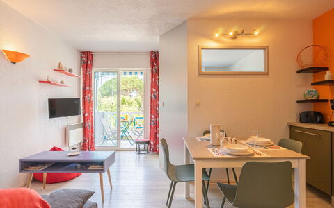 Bleu Marine: Table, Meubles, Propriété, Bois, Chaise, Design Intérieur, Sol, Sol, Immobilier