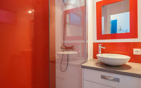 Bleu Marine: Miroir, Luminaire Plomberie, Robinet, Évier, Propriété, Armoire De Toilette, Lavabo, Salle De Bains, Cabinetry, Violet