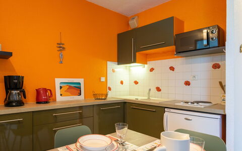 Bleu Marine: Cabinetry, Propriété, Meubles, Vaisselle, Cuisine, Table, Bois, Comptoir, Électroménager, Orange