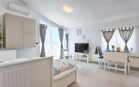 Pula 151: Propriété, Pièce, Blanc, Design Intérieur, Meubles, Bâtiment, Immobilier, Plafond, Maison, Sol