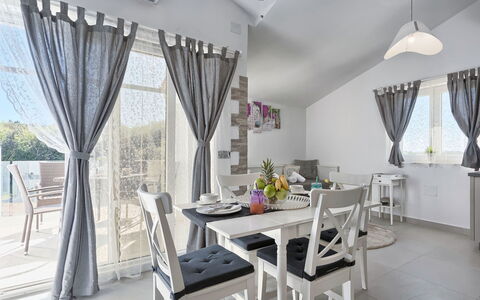 Pula 151: Propriété, Rideau, Pièce, Salle À Manger, Blanc, Design Intérieur, Meubles, Plafond, Bâtiment, Table