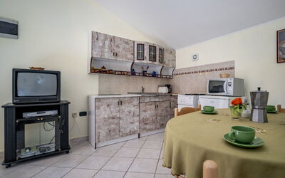 Morena 124.3: Propriété, Pièce, Meubles, Bâtiment, Immobilier, Maison, Design Intérieur, Cuisine, Sol, Table