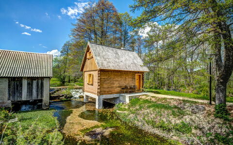 Plitvice Ii: Paysage Naturel, Propriété, Maison, Arbre, Chalet, Domicile, Ciel, Bâtiment, Immobilier, Cabane En Rondins