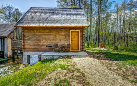 Plitvice Ii: Propriété, Maison, Domicile, Immobilier, Chalet, Paysage Naturel, Bâtiment, Arbre, Cabanon, Zone Rurale