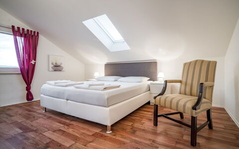 Marina: Bâtiment, Meubles, Propriété, Confort, Bois, Rideau, Design Intérieur, Cadre De Lit, Télévision, Maison