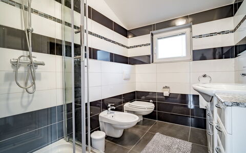 Marina: Luminaire Plomberie, Bâtiment, Propriété, Robinet, Évier, Salle De Bains, Lavabo, Miroir, Violet, Toilette