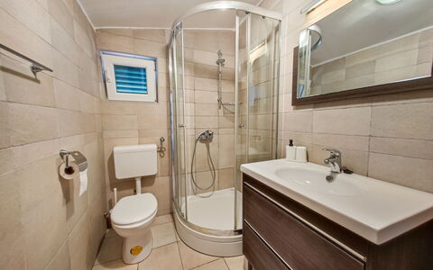 Drago: Miroir, Robinet, Luminaire Plomberie, Évier, Propriété, Bâtiment, Lavabo, Salle De Bains, Armoire De Toilette, Violet