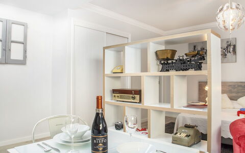 Studio Mafra: Blanc, Pièce, Meubles, Étagère, Design Intérieur, Propriété, Jaune, Mur, Bâtiment, Bouteille De Vin