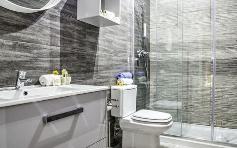 Studio Mafra: Salle De Bains, Propriété, Tuile, Pièce, Mur, Design Intérieur, Accessoire Salle De Bain, Architecture, Sol, Robinet