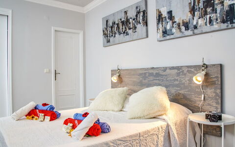 Studio Mafra: Chambre, Meubles, Pièce, Lit, Propriété, Design Intérieur, Cadre De Lit, Mur, Canapé-Lit, Jaune