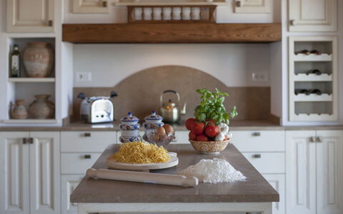 Villa Di Cinzia: Comptoir, Cuisine, Pièce, Meubles, Cabinetry, Propriété, Domicile, Design Intérieur, Étagère, Gastronomie Classique