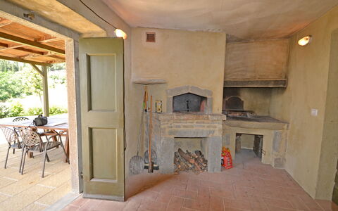 Villa Il Palazzone: Propriété, Pièce, Foyer, Bâtiment, Cheminée, Sol, Biens, Maison, Design Intérieur, Domicile