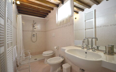 Villa Il Palazzone: Salle De Bains, Propriété, Pièce, Design Intérieur, Bâtiment, Architecture, Immobilier, Tuile, Luminaire Plomberie, Maison