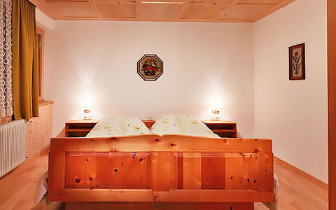 Tschagguns 210: Meubles, Pièce, Chambre, Lit, Propriété, Design Intérieur, Orange, Sol, Mur, Plafond