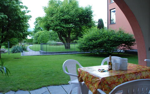 Sabrina App. 006: Propriété, Cour, Pelouse, Herbe, Arrière-Cour, Aménagement Paysager, Jardin, Patio, Immobilier, Arbre
