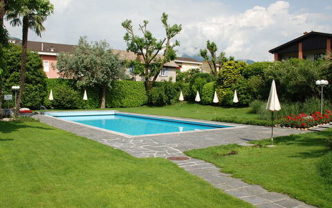 Sabrina App. 006: Piscine, Propriété, Herbe, Zone Résidentielle, Arrière-Cour, Cour, Immobilier, Maison, Pelouse, Bâtiment