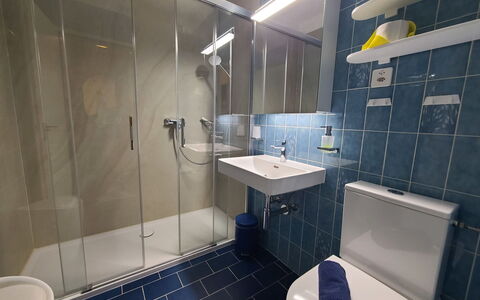 Sabrina App. 006: Salle De Bains, Luminaire Plomberie, Sol, Sol, Design Intérieur, Lavabo, Toilette, Évier, Robinet, Plomberie