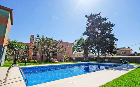 Playa Tarraco: L'Eau, Plante, Propriété, Ciel, Piscine, Bleu Azur, Bâtiment, Herbe, Rectangle, Ombre