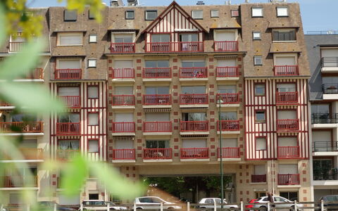 Laetitia: Propriété, Fenêtre, Bâtiment, Plante, Ciel, Voiture, Design Urbain, Condominium, Roue, Quartier