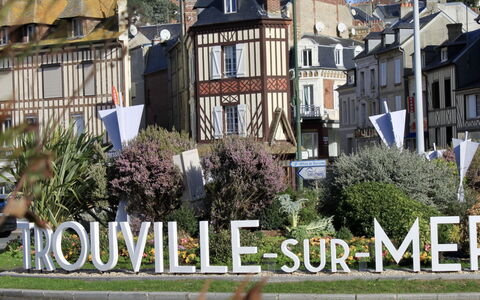 Laetitia: Plante, Bâtiment, Propriété, Ciel, Fenêtre, Design Urbain, Biome, Maison, Quartier, Espace Public