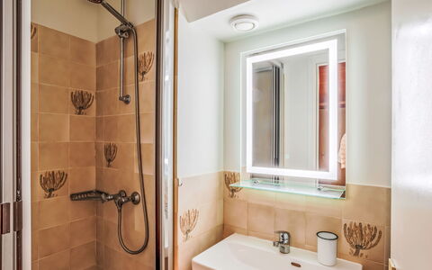 Laetitia: Salle De Bains, Luminaire Plomberie, Mur, Lavabo, Sol, Design Intérieur, Bois, Évier, Sol, Robinet