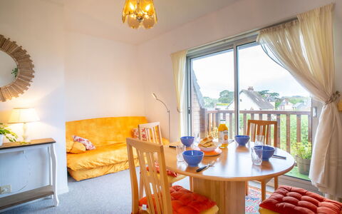 Le Viking: Propriété, Meubles, Table, Canapé, Bleu Azur, Bois, Rideau, Éclairage, Orange, Design Intérieur
