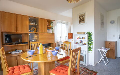 Le Viking: Table, Meubles, Propriété, Cabinetry, Chaise, Étagère, Bois, Éclairage, Design Intérieur, Architecture