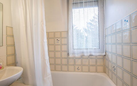Le Viking: Baignoire, Propriété, Luminaire Plomberie, Blanc, Salle De Bains, Bâtiment, Évier, Design Intérieur, Éclairage