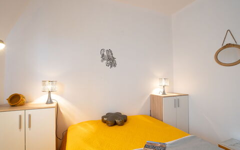 Le Viking: Meubles, Propriété, Cabinetry, Bois, Confort, Design Intérieur, Orange, Cadre De Lit, Architecture, Sol