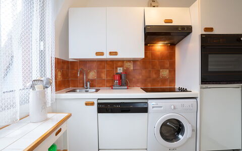 Le Viking: Cabinetry, Propriété, Meubles, Machine À Laver, Blanc, Bâtiment, Comptoir, Appareil De Cuisine, Buanderie, Cuisinière
