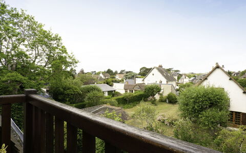 Le Viking: Ciel, Plante, Nuage, Bâtiment, Clôture, Arbre, Maison, Bois, Fenêtre, Herbe