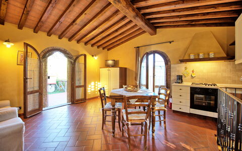 Casa Rossa: Meubles, Propriété, Table, Canapé, Bois, Fenêtre, Cabinetry, Éclairage, Salon, Design Intérieur