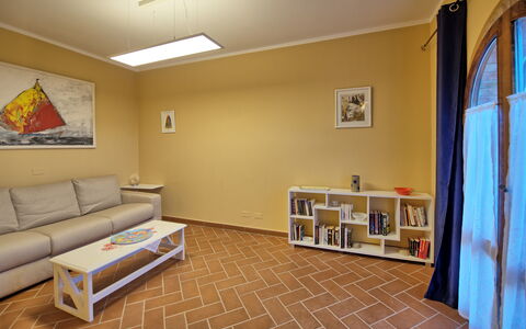 Casa Rossa: Propriété, Cadre, Bois, Canapé, Design Intérieur, Sol, Sol, Canapé-Lit, Salon, Immobilier