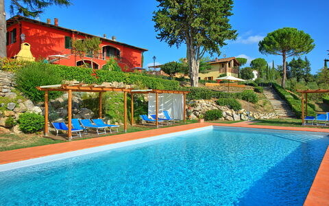 Casa Rossa: L'Eau, Bâtiment, Plante, Ciel, Propriété, Piscine, Arbre, Bleu Azur, La Nature, Bleu