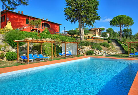 Casa Rossa: L'Eau, Bâtiment, Plante, Ciel, Propriété, Piscine, Arbre, Bleu Azur, La Nature, Bleu