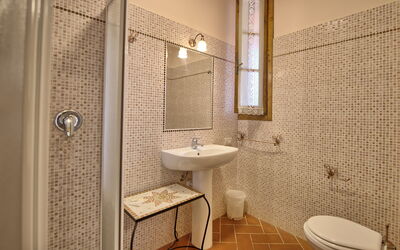 Casa Rossa 4: Miroir, Robinet, Évier, Luminaire Plomberie, Lavabo, Propriété, Salle De Bains, Violet, Plante, Design Intérieur