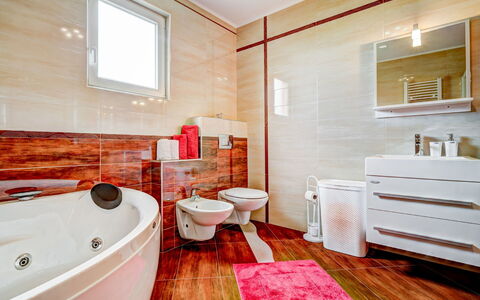Umag 516: Salle De Bains, Pièce, Propriété, Baignoire, Design Intérieur, Sol, Mur, Bâtiment, Meubles, Plafond