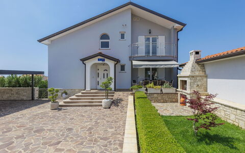 Umag 516: Plante, Bâtiment, Propriété, Ciel, Maison, Lot Terre, Fenêtre, Porte, Surface De La Route, Chalet